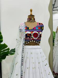 Conjunto de Lehenga Blanco Bordado con Blusa Colorida y Dupatta de Tela, Traje Festivo Indio-Pakistaní para Bodas y Fiestas - Product Image 3