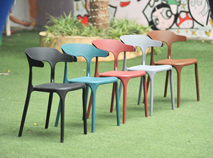 Fauteuil d'extérieur minimaliste noir léger au design géométrique |   Chaise de jardin empilable en polypropylène de qualité supérieure - Product Image 4