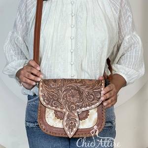 Sacs à bandoulière en cuir de vachette véritable fait main, motif floral élégant, pour femmes, sac messager à bandoulière - Product Image 1