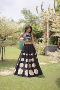LAMOUNT Lehenga Choli para Mujer, Estampado en Dorado sobre Seda, Largo hasta el Suelo, Ropa Tradicional India para Bodas y Fiestas, Talla Regular - Product Image 1