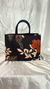 Bolso de mano negro con estampado floral hecho a mano en India - Product Image 3