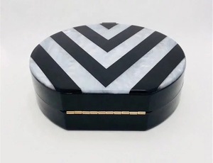 Sac à main en résine, forme ronde, noir, blanc, marron, motif géométrique, artistique, mode, avec chaîne - Product Image 3