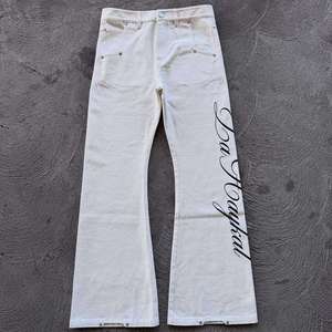 Jean droit vintage en coton pour homme, coupe évasée, finition délavée, imprimé lettres et décoration rivets, broderie personnalisable, denim - Product Image 1