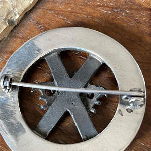 Fabuloso Broche Escocés Celta de Plata de Ley y Malaquita con Diseño de Corona y Escote a Cuadros, Venta al por Mayor Directa de Fábrica - Product Image 4