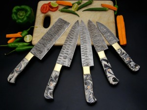Juego de Cuchillos de Chef de Cinco Piezas Hechos a Mano por Edge Master, Acero de Damasco, Mango de Resina Ambidiestro, Funda de Cuero - Product Image 3