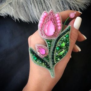 Broche Decorativo Elegante con Bordado Artesanal y Cuentas, Pin de Solapa con Acabado Premium, Hecho a Mano en Varios Colores - Product Image 4