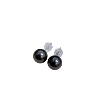 Boucles d'oreilles clous en perles noires de Tahiti 8-9 mm, or 18 carats, perles de mer rondes impeccables, haut de gamme et tendance, avec clous simples - Product Image 5