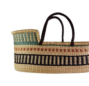 Panier à langer artisanal en jonc de mer à rayures verticales multicolores avec panier à langer pour enfant en rotin et poignée noire - Product Image 3