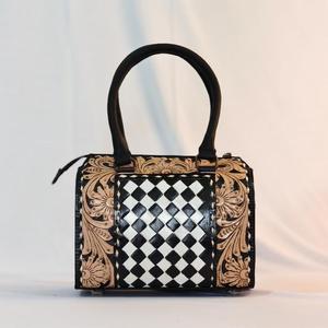 Bolsa de Viaje de Cuero Floral de Lujo Hecha a Mano con Diseño Duradero y Cierre de Cremallera a Cuadros - Product Image 1
