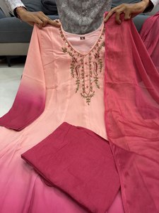 Conjunto de pantalón y kurti acampanado de gasa con bordado en el cuello, estilo Anarkali, en tono ombre rosa, ropa étnica india, salwar kameez pakistaní. - Product Image 4