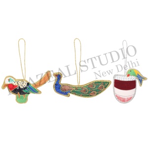 เครื่องประดับตกแต่งต้นคริสต์มาสแบบสั่งทำพิเศษจาก Brazeal Studio ทำด้วยมือ เป็นมิตรกับสิ่งแวดล้อม ผ้ากำมะหยี่ ผ้าซาติน ประดับด้วยลูกปัด ปักลายด้วยด้ายสีทอง - Product Image 4