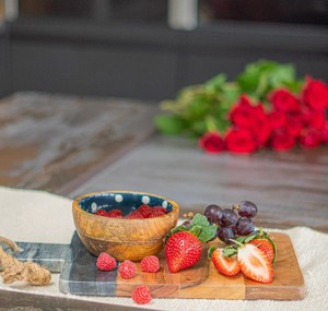 Tazón de madera hecho a mano con interior de lunares azules para servir fruta, estilo nórdico, apto para lavavajillas, para uso en la cocina. - Product Image 5