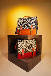 ใหม่สไตล์ตะวันตกรีไซเคิลหนังสตั๊ดสีสลิงกระเป๋าคุณภาพสูงผู้หญิงสัตว์ขนสัตว์หนัง Two In One กระเป๋าถือและกระเป๋าเป้สะพายหลัง - Product Image 2