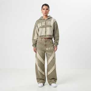 Conjunto deportivo informal de dos piezas para mujer, con sudadera corta con cremallera y pantalones anchos de chándal. - Product Image 1