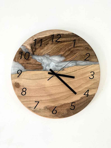 Horloge murale artistique en résine et bois, fabriquée à la main pour un attrait visuel unique et une fonctionnalité précise et fluide pour les intérieurs - Product Image 6