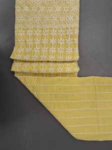 Tela de Algodón Premium Amarillo Pálido con Bordado Schiffli - Material con Diseño Floral Blanco, Estrellas y Borde Festoneado - Product Image 4