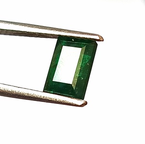 Pierre précieuse naturelle émeraude taille baguette translucide de 1,15 carat, dimensions 5x6,8x3,8 mm - Product Image 4