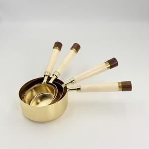 Ensemble de 4 tasses et cuillères à mesurer en acier inoxydable personnalisées pour la pâtisserie, finition PVD dorée avec manche en résine, outils durables pour la cuisine à domicile - Product Image 1