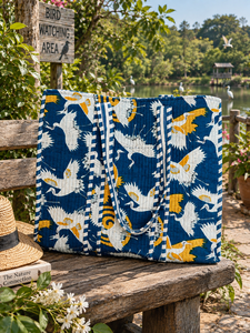 Bolso tote hecho a mano con estampado de grullas en azul marino, blanco y mostaza, bolso tote de hombro de algodón acolchado, grande, para viajes diarios, compras. - Product Image 6
