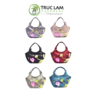 Sac en taffetas avec fond plissé ovale, ouverture incurvée, motifs lotus et abeilles cousus à la main, sac de voyage fait main, prix de gros - Product Image 6