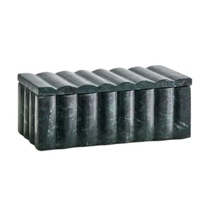 Boîte décorative élégante en jade vert avec fermoir doré et accents de bijoux Boîte de rangement de luxe pour la décoration intérieure Rangement de bijoux élégant - Product Image 1