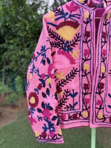เสื้อแจ็คเก็ตบอมเบอร์ผ้าฝ้ายถักนิตติ้งสำหรับผู้หญิง งานฝีมือระดับพรีเมียม ปักลายดอกไม้สีชมพู ระบายอากาศได้ดี งานแฮนด์เมดแบบดั้งเดิม สไตล์ชนเผ่า - Product Image 2