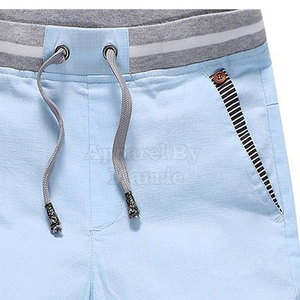 Pantalones cortos de hombre de tela suave y ajuste relajado, ligeros para uso diario con un diseño moderno y sencillo. - Product Image 3