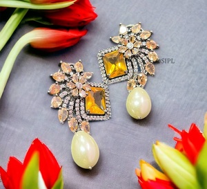 Magnifiques boucles d'oreilles pendantes tendance en laiton plaqué or de qualité supérieure avec zircon CZ pour femmes, collection pour fêtes et mariages - Product Image 5