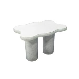 Mesa de centro con acento de hierro tallado de estilo moderno hecho a mano con diseño moteado para decoración de hogar o cafetería directamente desde la India - Product Image 1