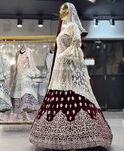 Lehenga Choli de Terciopelo Bordado Color Granate para Mujer con Dupatta de Red, Traje Tradicional para Bodas de India y Pakistán, Largo hasta el Suelo, Corte Regular - Product Image 4