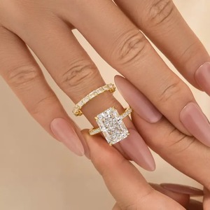Elegante Anillo de Compromiso de Plata 925 con Moissanita Corte Radiante, Chapado en Oro Amarillo, Color D y Claridad VVS para Mujer - Product Image 3