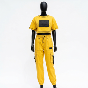 Ensemble t-shirt court et pantalon cargo en molleton de coton et polyester 320 GSM pour femme, jaune, avec logo en silicone - Product Image 1