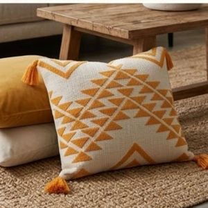 Housse de coussin géométrique brodée carrée en coton et lin style bohème avec pompons, lavable, fermeture enveloppe - Product Image 5