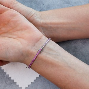 Bracelet tennis ombré saphir rose, dégradé de couleurs, ligne de saphirs, bijoux de luxe en pierres précieuses, design élégant, plaqué or 14 carats, style vintage - Product Image 4