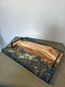 Plateau de service artisanal en époxy et bois avec motif floral, plateau à charcuterie personnalisé en bois d'olivier et résine avec fleurs sauvages - Product Image 5