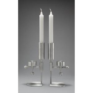 Porte-bougie décoratif en métal de qualité supérieure, conçu avec une finition dorée polie pour des espaces élégants et des célébrations festives. - Product Image 2