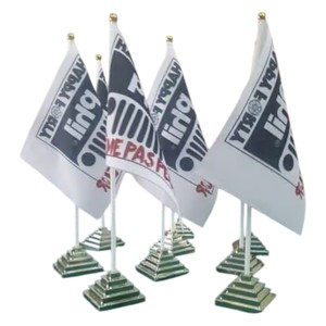 Base de Aluminio para Bandera de Escritorio de Lujo Notre Dame, 3 Postes, Base Dorada, Forma Rectangular, Diseño Portátil y Duradero, 26 cm de Altura, Banderas de Poliéster - Product Image 2