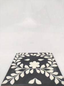 Ensemble de sous-verres carrés en résine écologique résistants à la chaleur, élégants et modernes, idéal pour les cadeaux de pendaison de crémaillère et accessoires de cuisine. - Product Image 5