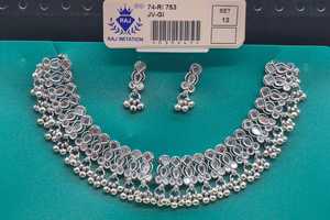 Collier ras-de-cou en argent avec motifs géométriques ovales, circulaires et carrés, perles pendantes et boucles d'oreilles assorties pour les occasions ethniques et festives - Product Image 1