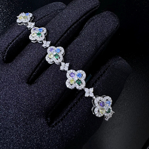 Pulsera de Moissanita con Diseño de Trébol, Chapada en Oro Multicolor, Plata de Ley 925, Cierre Personalizado con Nombre, Moissanita VVS con Acabado Brillante, Pasa el Test de Diamantes - Product Image 1
