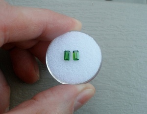 Par de Gemas Sueltas Facetadas de Diopsido Verde Esmeralda 5x3mm - Product Image 2
