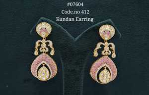 ต่างหูแบบห้อยทรงลูกแพร์ชุบวิคตอเรียนประดับด้วย Kundan รุ่น 07604 เหมาะสำหรับงานแต่งงานและเป็นของขวัญ - Product Image 3