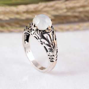Anillo de Plata de Ley 925 Hecho a Mano con Piedra Lunar Arcoíris, Engaste de Bisel, Filigrana Vintage Oxidada, Anillo de Declaración para Fiesta - Product Image 4
