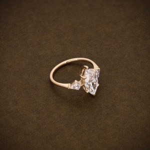 Anillo de compromiso con diamante de laboratorio certificado IGI, corte marquesa, con diamantes laterales de corte cometa, anillo de tres piedras, oro de 18 quilates - Product Image 3