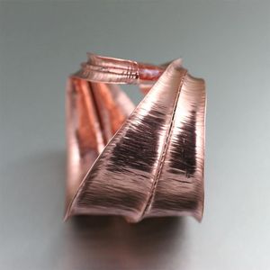 Exquisito brazalete de cobre con diseño geométrico – Brazalete con superficie de rejilla geométrica - Product Image 6