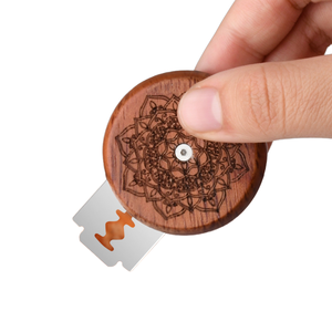 Couteau à pain en bois pour la découpe de la pâte – Coupe-pâte à sourde personnalisé gravé avec lames de rechange - Product Image 1