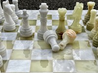 Jeu d'échecs moderne en marbre blanc et onyx vert, résistant au feu, avec pièces faites à la main en pierre naturelle, pour salle à manger, mur ou salon