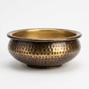 Cuenco Urli de Latón Antiguo Hecho a Mano de 24 cm, Martillado y Forjado, para Decoración del Hogar, Hoteles, Bodas o como Regalo de Mesa, India - Product Image 1