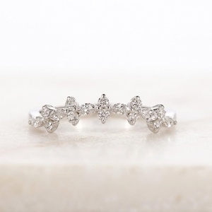 Anillo Apilable Minimalista y Elegante de Oro Sólido con Diamantes Cultivados en Laboratorio, Corte Marquesa y Redondo, Certificado IGI, Banda Curva - Product Image 1