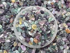 Venta al por mayor de chips de fluorita grabados de 3-5 mm, chips de ágata triturada hechos a mano. Compre piedras curativas en Amayra Crystals Exports India. - Product Image 3